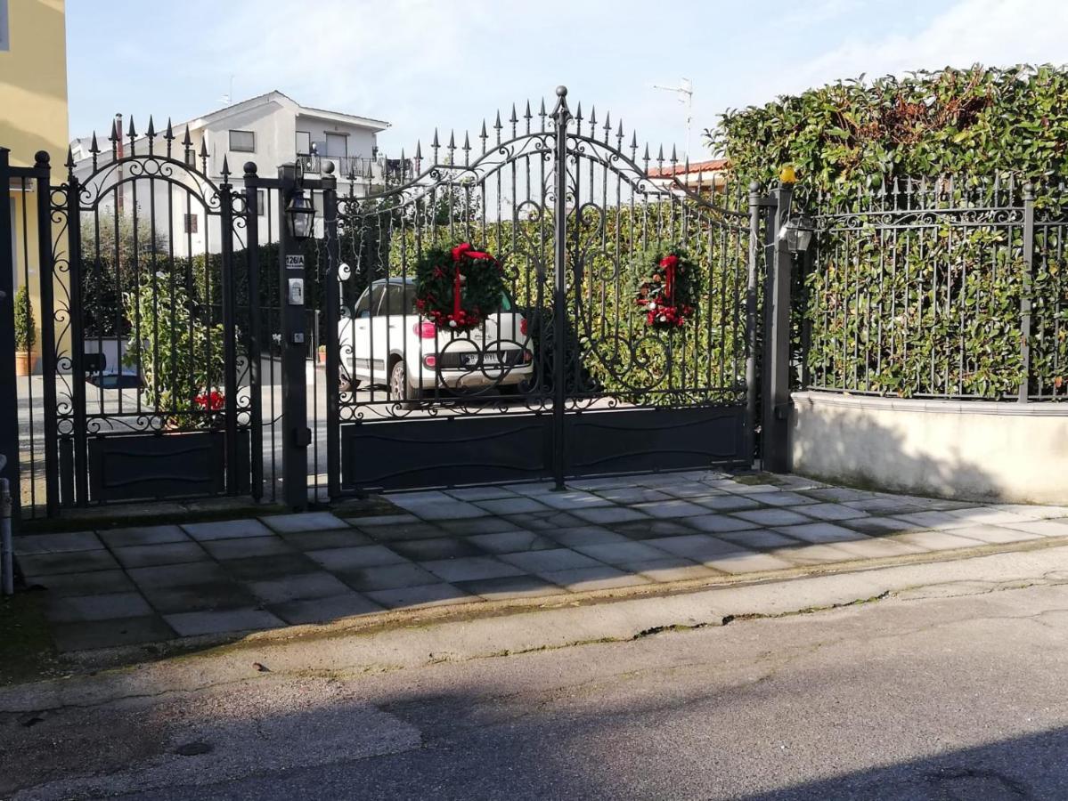 Depandance Con Piscina In Uso In Esclusivo In B&B SantʼAntonio Abate Exterior foto